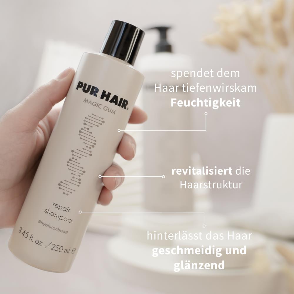 Hand hält PUR HAIR Magic Gum Repair Shampoo, 300 ml Flasche, daneben eingeblendete Vorteile: spendet Feuchtigkeit, revitalisiert die Haarstruktur, hinterlässt das Haar geschmeidig und glänzend