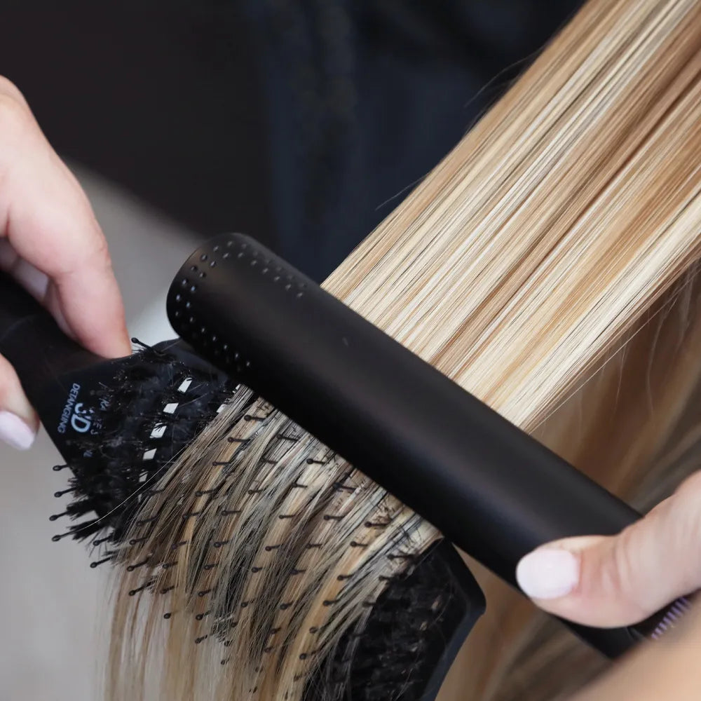 PUR HAIR Iron Gloss Pro glättet das Haar schonend und sorgt für glatte, glänzende Styling-Ergebnisse.