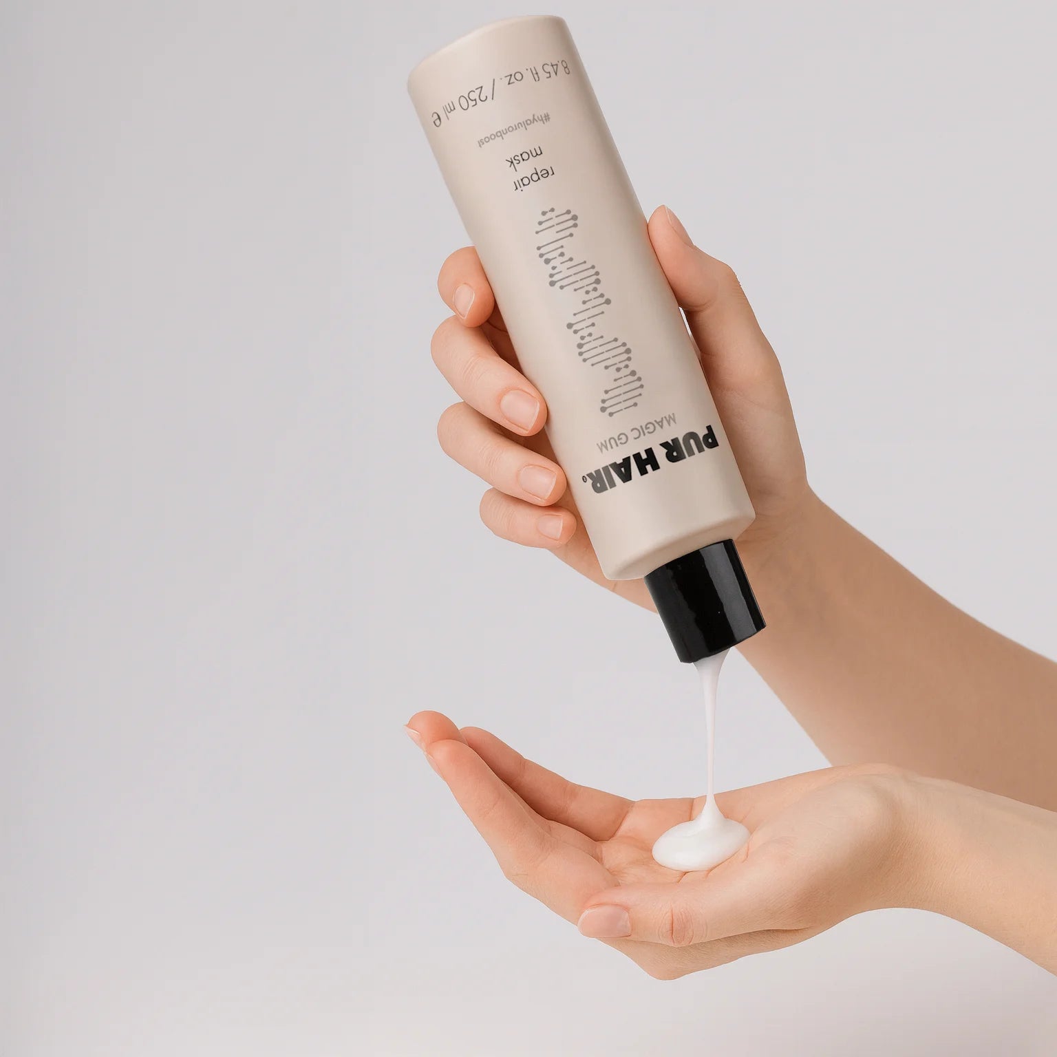 Hand drückt Magic Gum Mask in eine andere Hand.