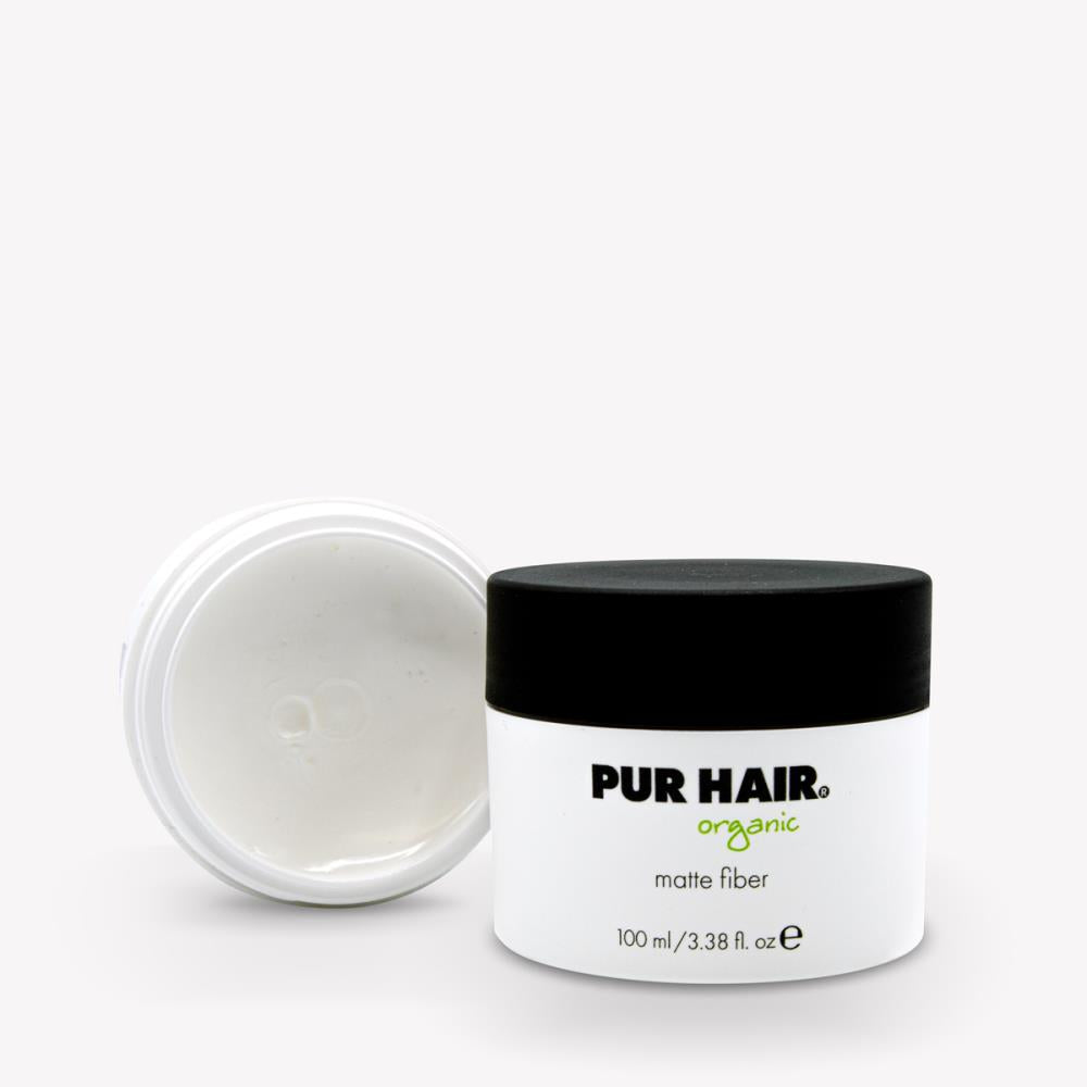 PUR HAIR Organic Matte Fiber – weiße Styling-Paste in runder 100 ml Dose mit schwarzem Deckel, Produkt geöffnet mit sichtbarer cremiger Textur