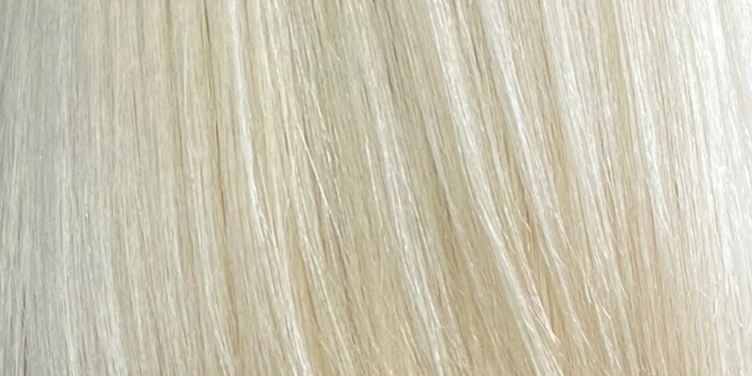 Nachher Nahaufnahme vom blondem Haar. Geschmeidig glatt und glänzend.