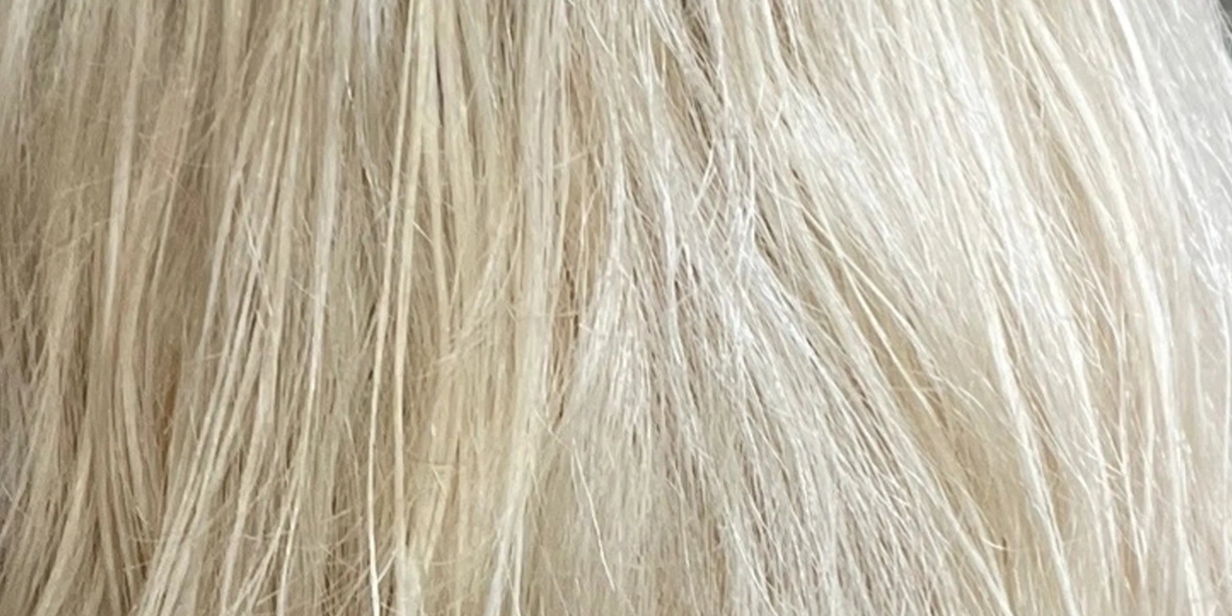 Vorher Nahaufnahme vom blondem Haar. Wellig und durcheinander.