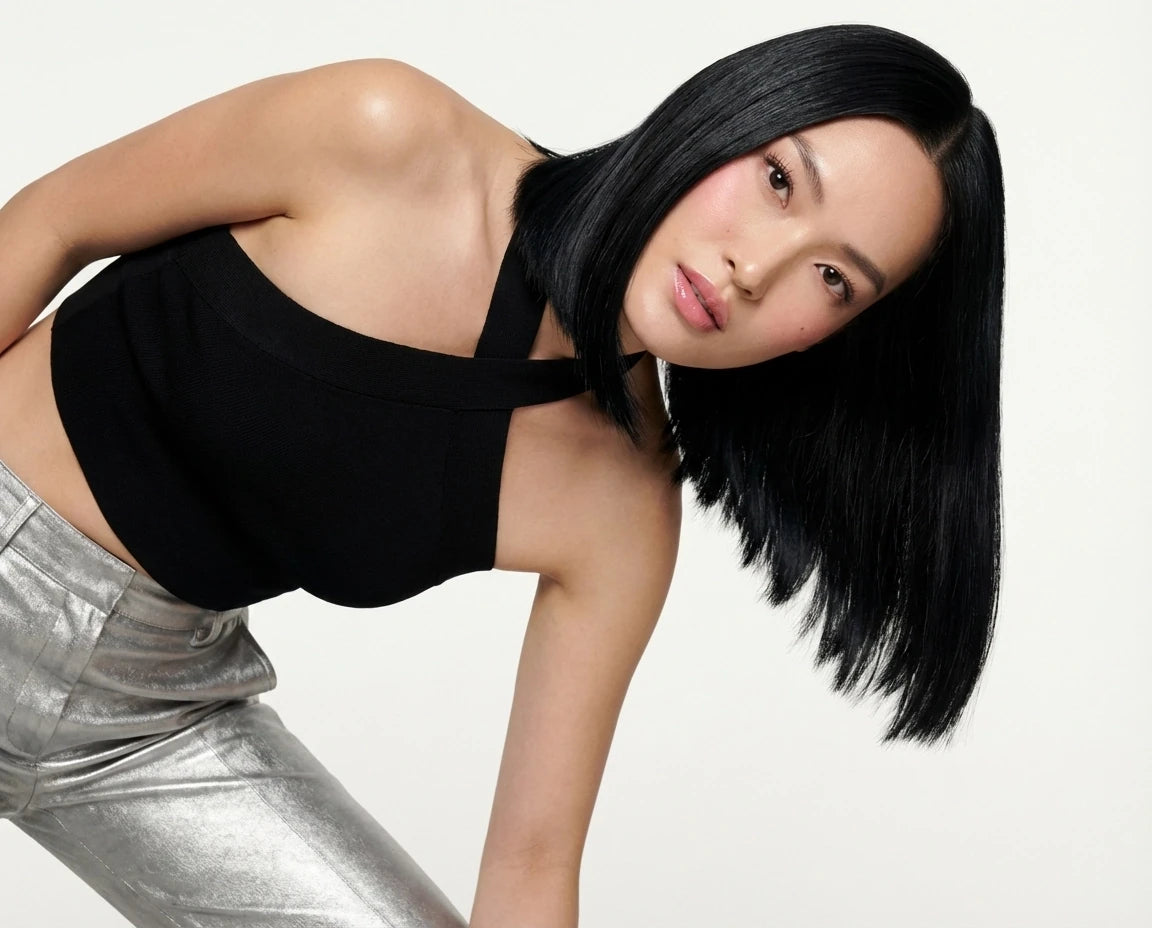 Sleeker, glänzender Bob in Bewegung – Glass Hair Effekt mit steifer, spiegelnder Oberfläche.