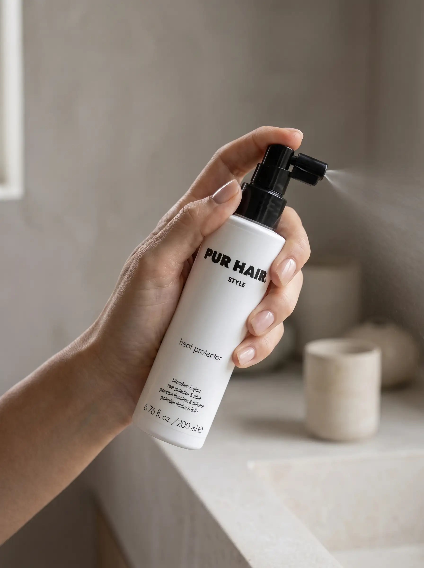 PUR HAIR One Shot Gloss Glanzspray schütteln.