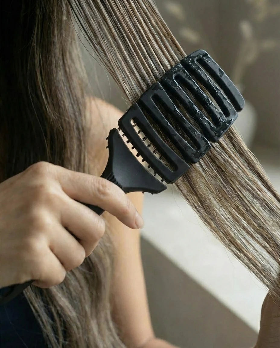 Detailaufnahme einer Haarsträhne beim bürsten mit der PUR HAIR Magic Flex Brush