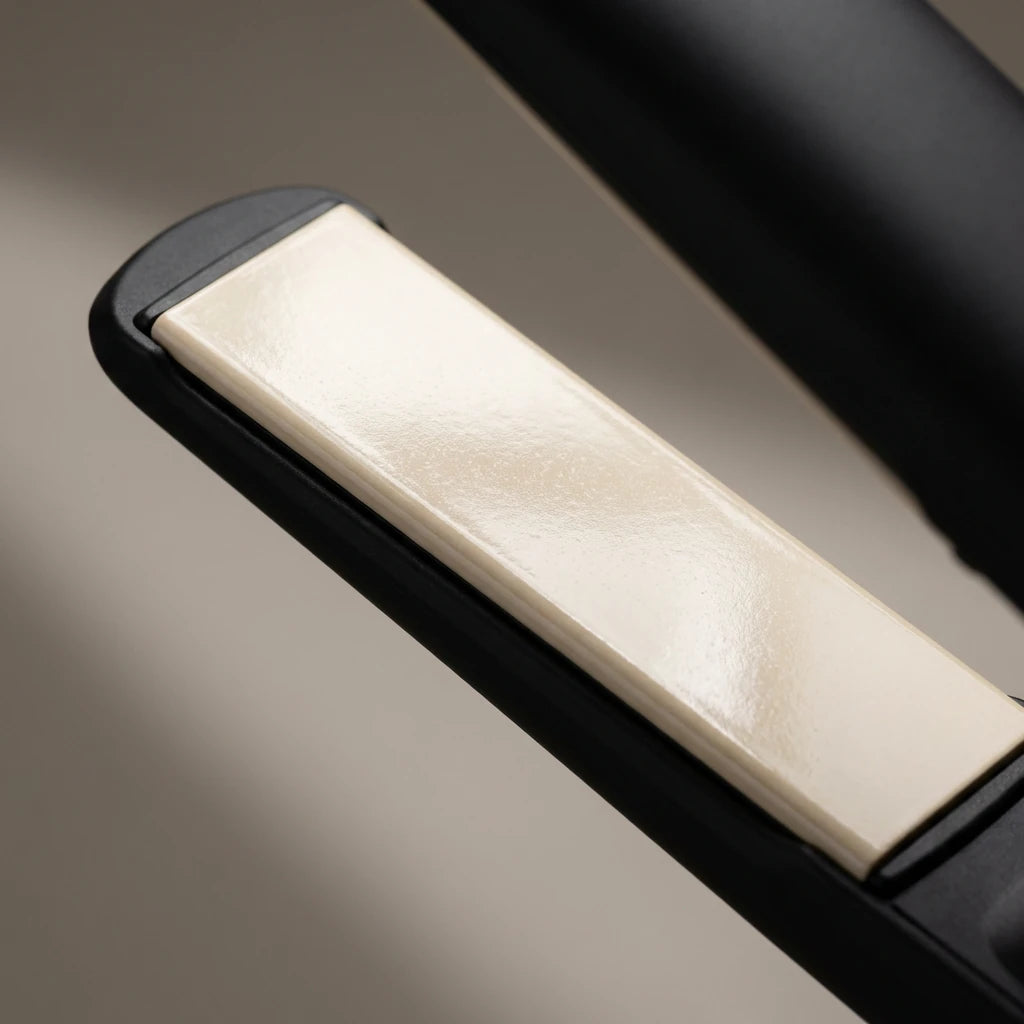 Detailaufnahme der Keramik-Heizplatte – schonendes Styling für glattes, glänzendes Haar.