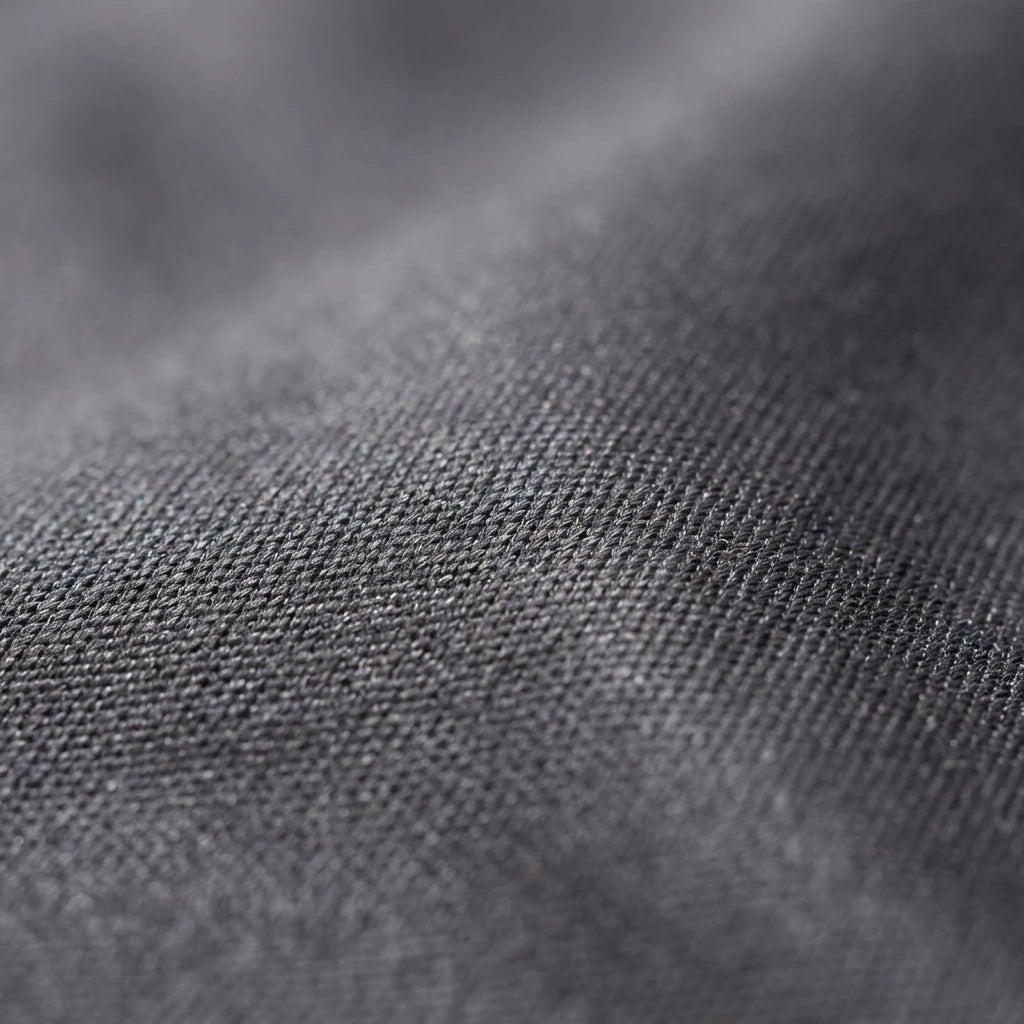 Detailaufnahme eines glatten, dicht gewebten Mikrofaserhandtuchs – sanfte Oberfläche zur Reduktion von Frizz bei handtuchtrockenem Haar.