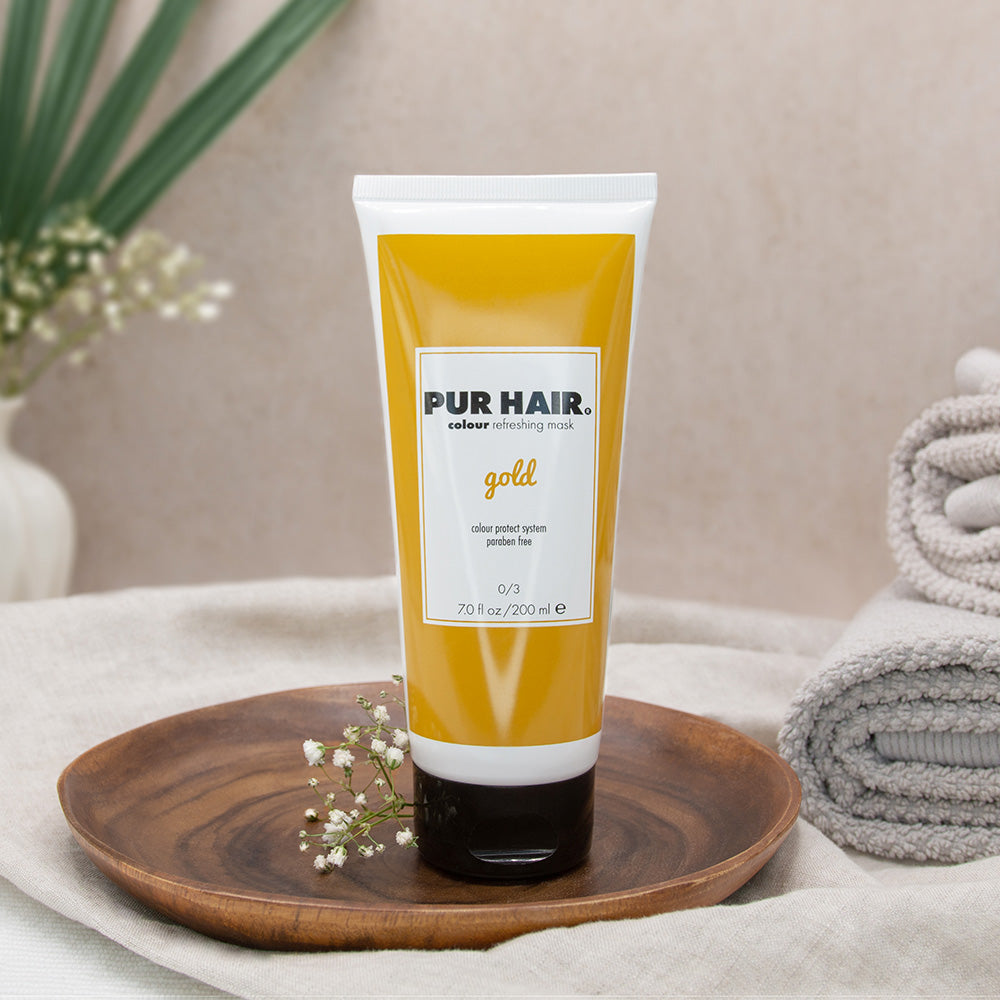 PUR HAIR Colour Refreshing Mask Chocolate – Farbauffrischungsmaske für blondes Haar in 200 ml Tube, dekorativ auf Holzschale mit Handtuch und Pflanzendeko