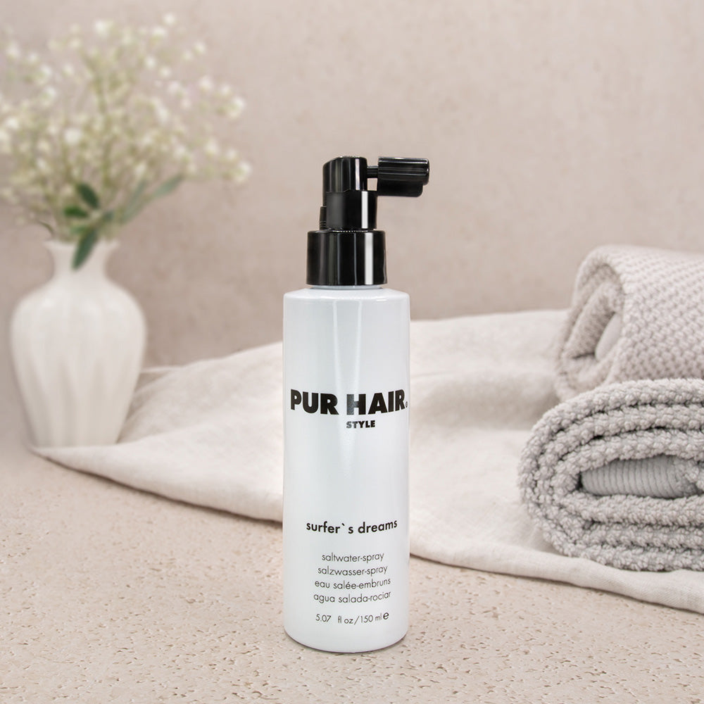 PUR HAIR Style Surfer Dreams Haarstyling Salzspray, 50 ml, dekorativ inszeniert mit Handtuch, Vase und Pflanzen für natürliche Pflege und Styling im Bad
