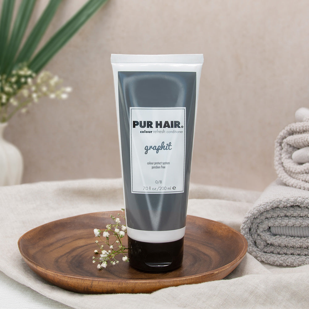 PUR HAIR Colour Refreshing Mask Graphit – Farbauffrischungsmaske für braunes bis graues Haar in 200 ml Tube, dekorativ auf Holzschale mit Handtuch und Pflanzendeko