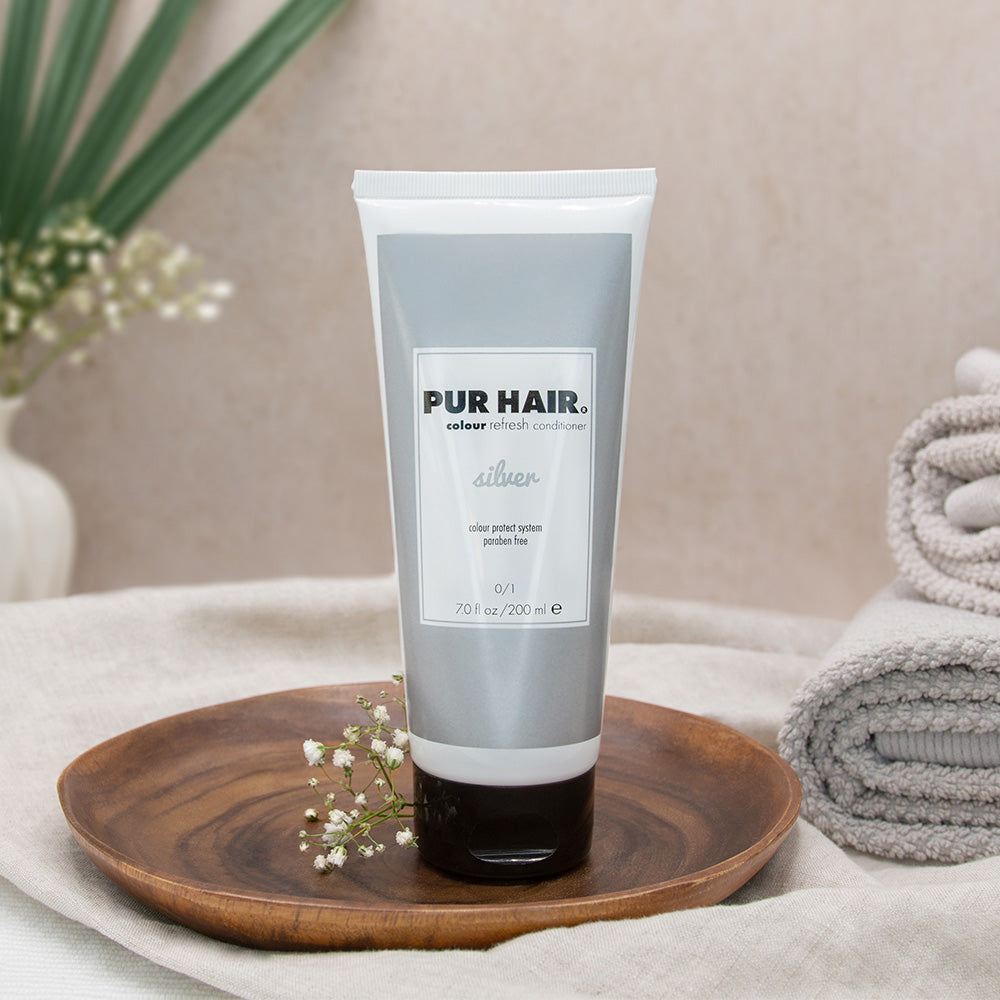 PUR HAIR Colour Refreshing Mask Silver – Farbauffrischungsmaske für blondes oder graues Haar in 200 ml Tube, dekorativ auf Holzschale mit Handtuch und Pflanzendeko