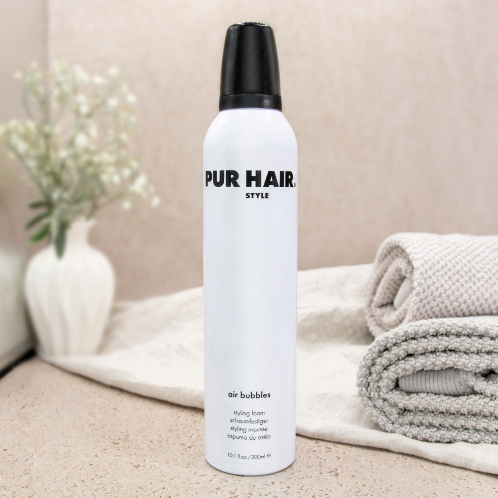 PUR HAIR Style Air Bubbles Haarstyling Schaumfestiger, 300 ml, dekorativ inszeniert mit Handtuch, Vase und Pflanzen für natürliche Pflege und Styling im Bad