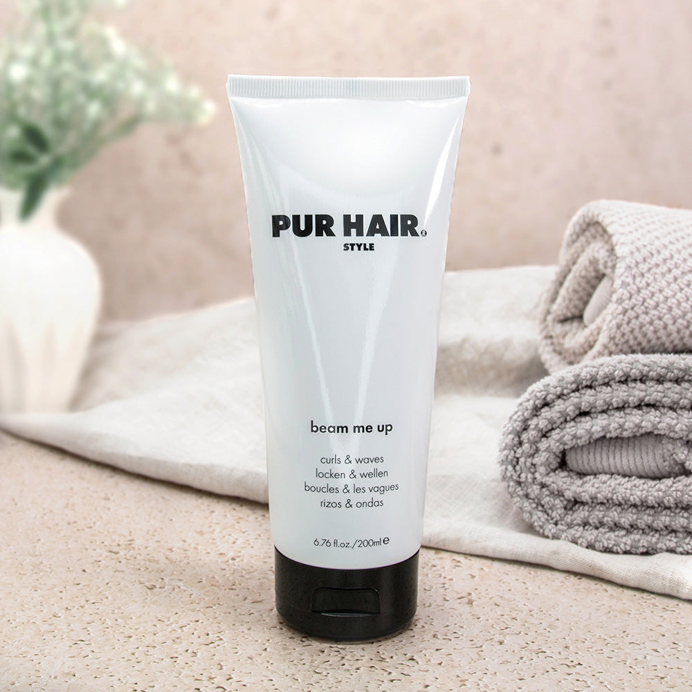 PUR HAIR Style Beam Me Up Haarstyling-Creme, 200 ml, dekorativ inszeniert mit Handtuch, Vase und Pflanzen für natürliche Pflege und Styling im Bad