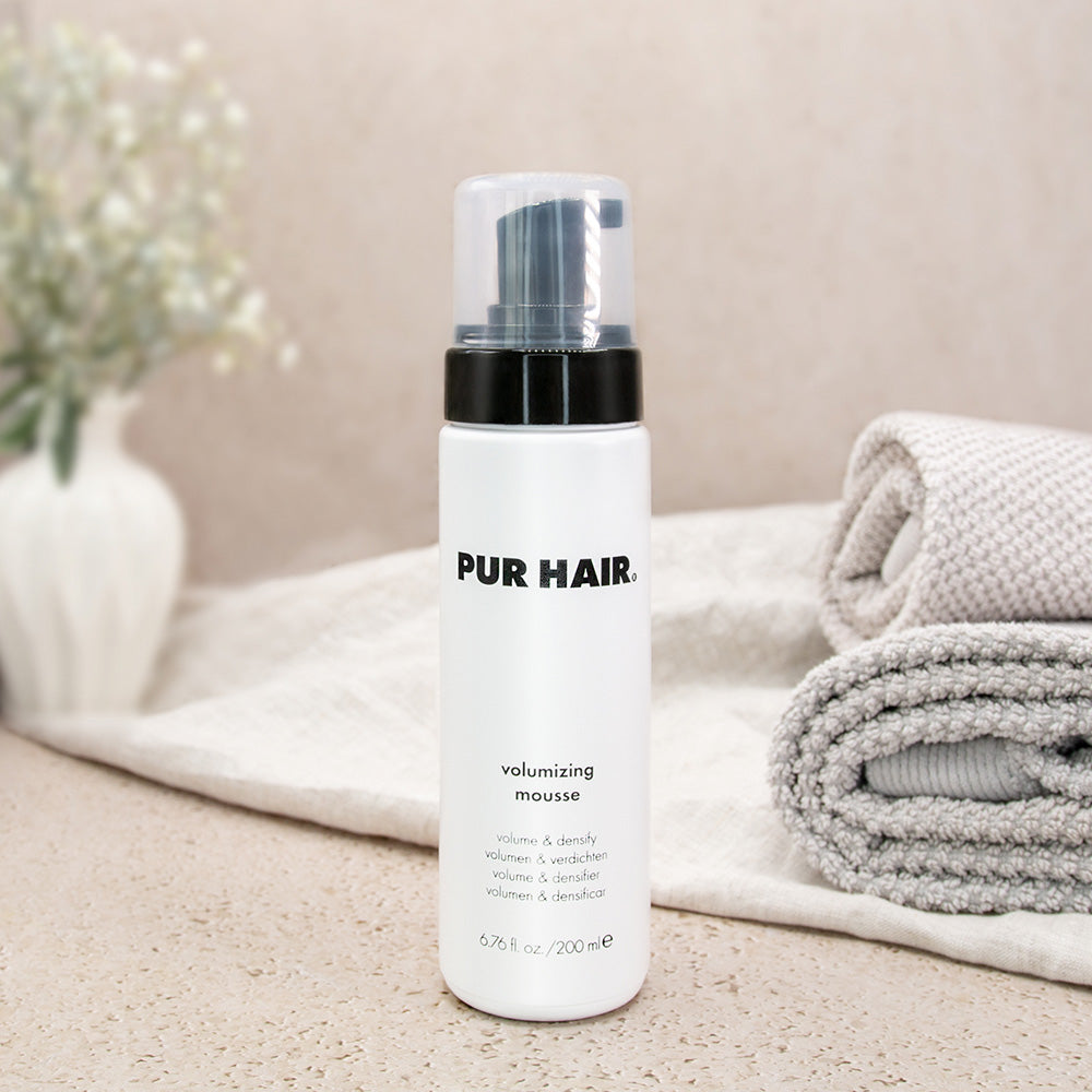 PUR HAIR Style Voluminizing Mousse Haarstyling Voluman am Ansatz, 200 ml, dekorativ inszeniert mit Handtuch, Vase und Pflanzen für natürliche Pflege und Styling im Bad