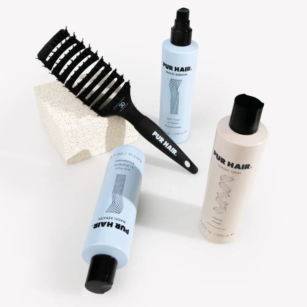 Magic Flex Brush, Magic Keratin Shampoo und Balm und Magic Gum Mask schön angeordnet.