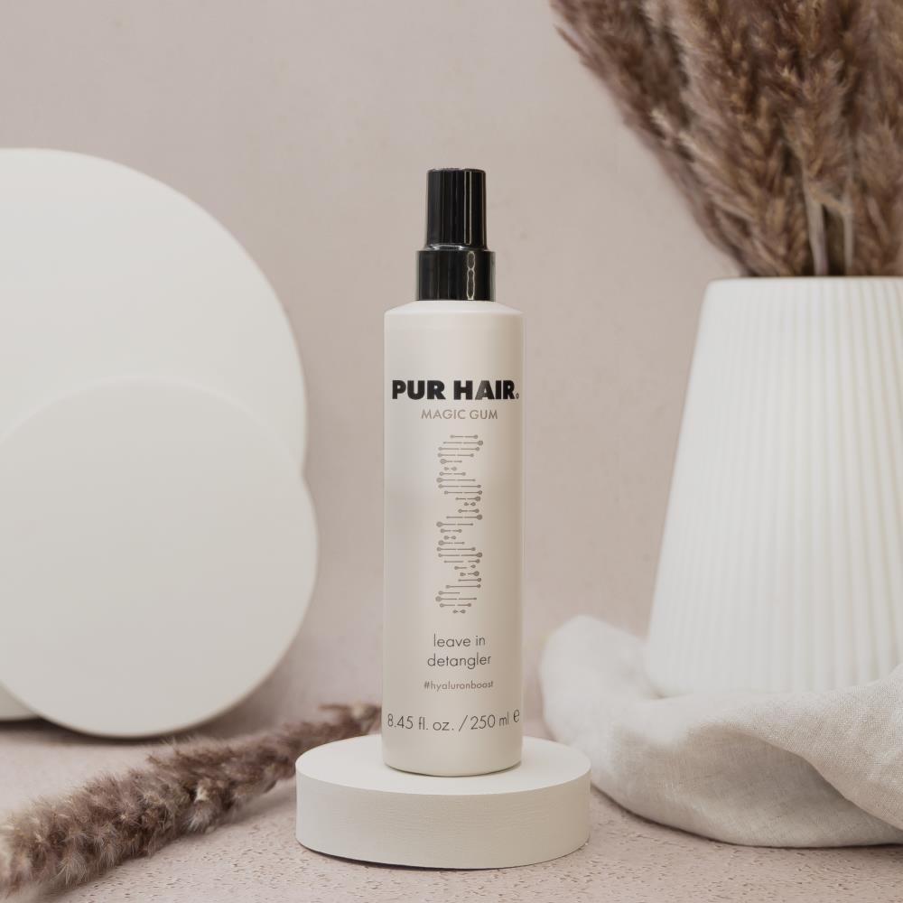 PUR HAIR Magic Gum Leave-in Detangler, 250 ml Sprayflasche, dekorativ inszeniert mit Vase und Trockenblumen
